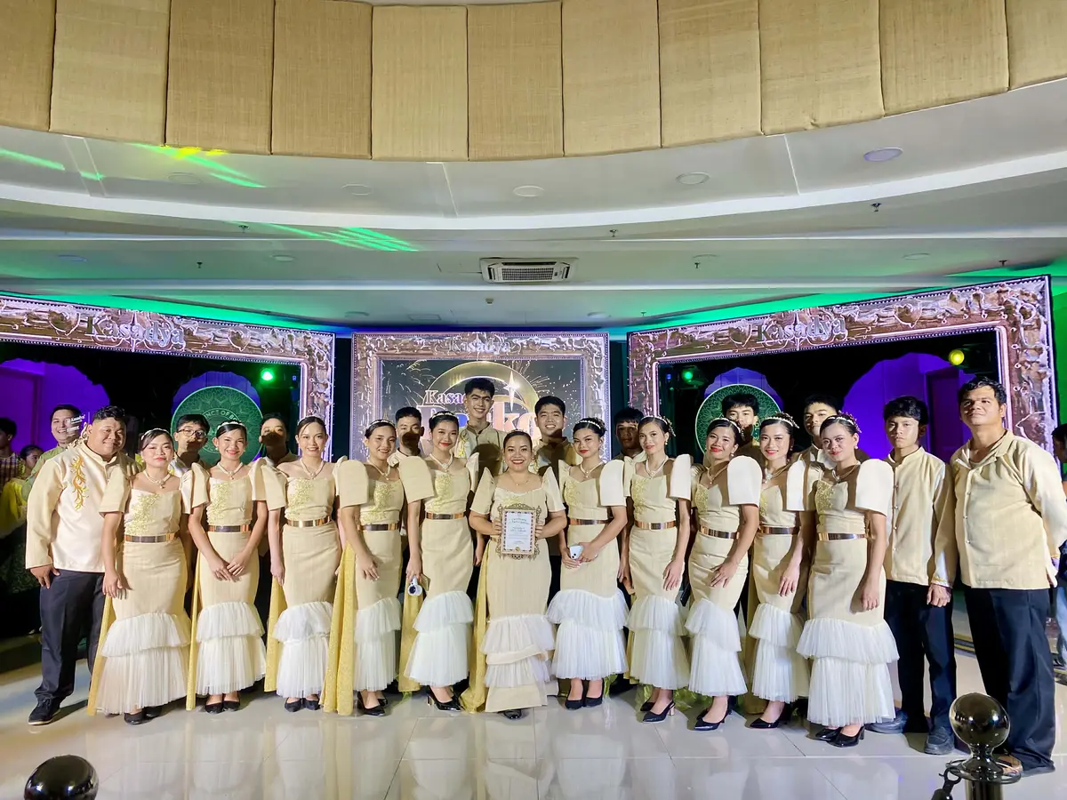 Entourage in cream and gold at a reception